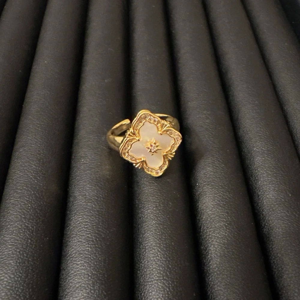 Women’s Gold-Plated Vintage Clover Ring with White Mother-of-Pearl Zircon Adjust